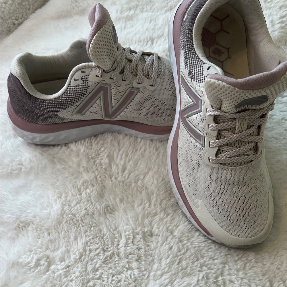 New Balance Women's Running Shoes in Dusty Pink and Cream 8.5 - Picture 2 of 10